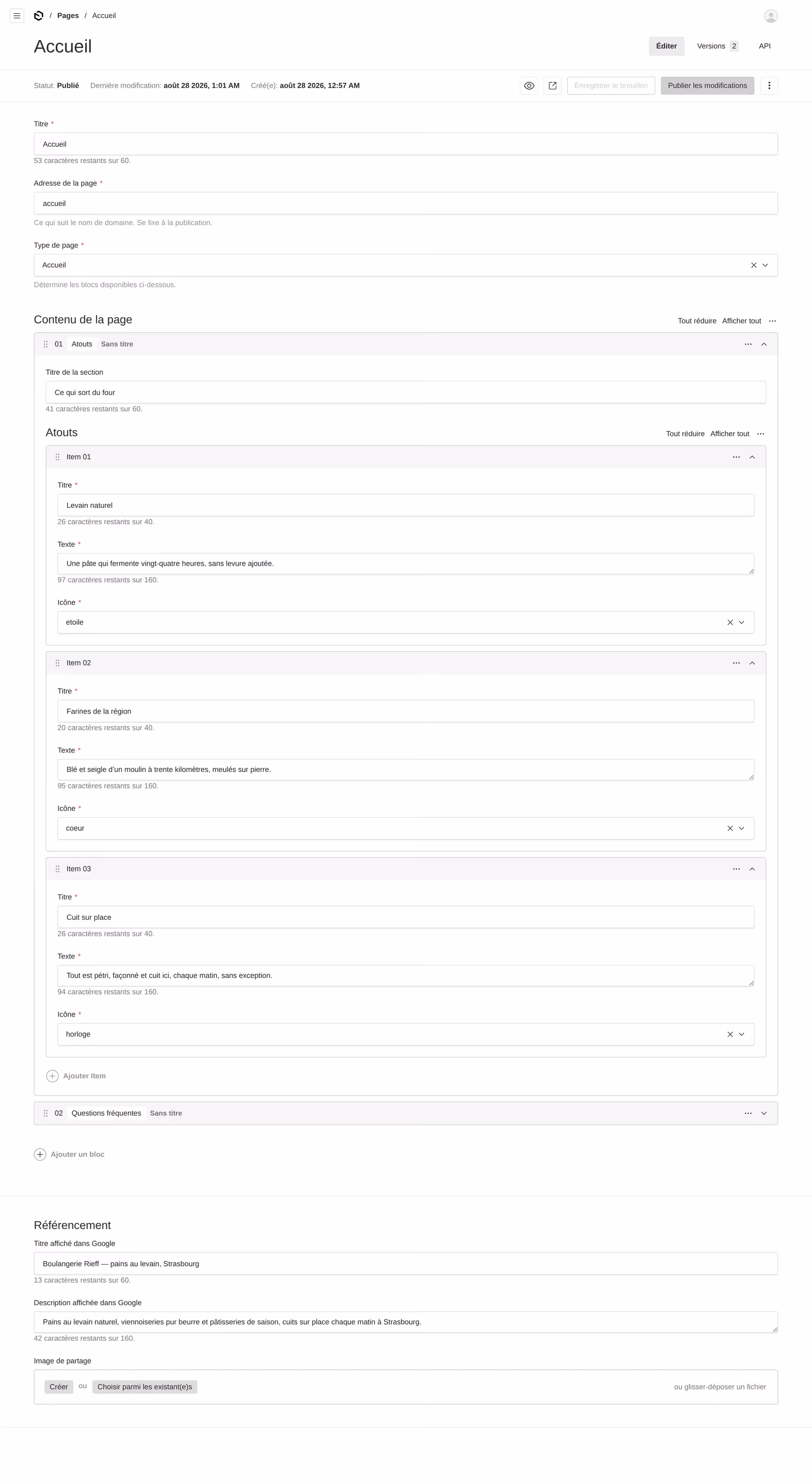 L’écran d’édition d’une page dans le CMS : le titre, l’adresse, les blocs de contenu dépliés avec leurs textes, et la section référencement.